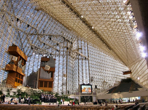 Interior of the Crystal Cathedral, notice the giant organ (Image Credit: Wikipedia)